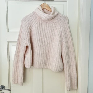 Stickad tröja - Säljer denna super fina stickade tröja från zara. Nästan aldrig använd. 🌸🌸