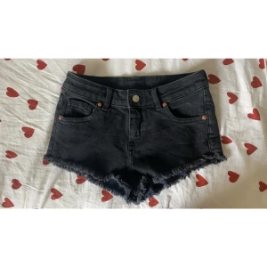 Lågmidjade shorts - Använda en gång, är för små för mig därav säljer jag dom💕 