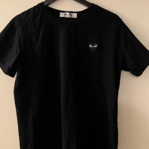 Play t-shirt - Play t-shirt som knappt har används säljer på grund av att den inte passar mig. Den är L men den är liten i storleken så passar även S/M