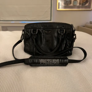 Zadig väska - Hej! Jag säljer denna väldigt coola och fina väskan från zadig. Tycker att den passar väldigt bra till många outfits! ❣️Jag säljer den då jag inte får så mycket användning av den. Väskan är nästan helt ny och bara använd ett fåtal gånger!🥰🥰