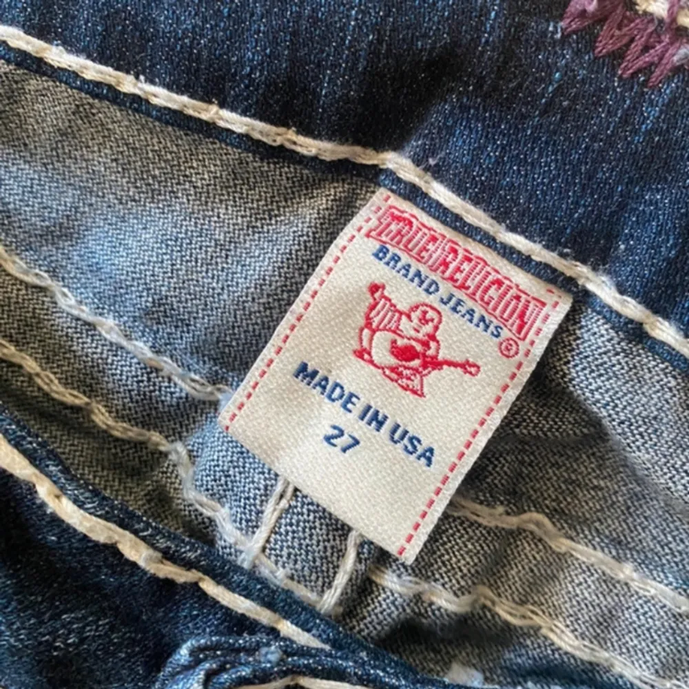 Säljer dessa jättesnygga lågmidjade true religion jeansen! De var tyvärr för stora på mig så måste sälja vidare, vid frågar skriv gärna ☺️. Jeans & Byxor.