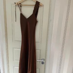 Klänning  - Brun enkel klänning 