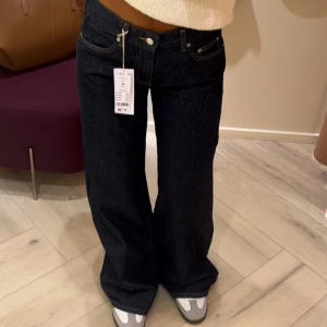 GINA TRICOT Jeans - Säljer dessa ursnygga jeansen ifrån GINA TRICOT då de tyvärr inte kommer till någon användning. De är knappt använda och i mycket bra skick. Dessutom helt slutsålda på hemsidan.