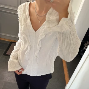 Vit blus med volanger - Vit blus i storlek M från Costes. Passar även S. Fint skick. Använd gärna köp nu!