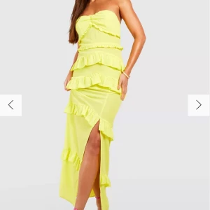 Långklänning - Säljer den här gula långklänningen från Boohoo 😊 helt ny med prislapp kvar, endast provat på.  Köptes för 540kr säljs för 275kr Skriv gärna vid frågor! 