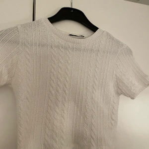 Tröja - Så fin stickad kortärmad tröja ifrån zara! Tröjan är i nyckick