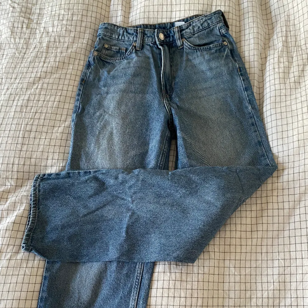 Sköna jeans som är för små i midjan för mig som brukar ha 34. I bra skick!. Jeans & Byxor.