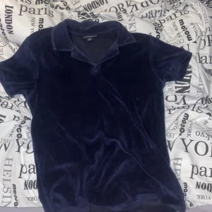 frotté tröja  - säljer denna as feta frotté tröja används några gånger riktigt fett till sommaren💯 kom privat för fler bilder ❗️postar samma dag eller dagen efter❗️ kan gå ner i pris vid snabb affär.