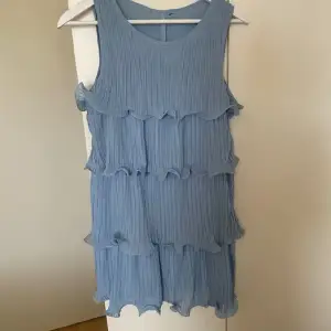 Säljer en jätte fin blå sommar klänning. Som liknar den populära other stories klänning🩵 skriv till mig om ni har några frågor❤️. (Priset kan diskuteras)
