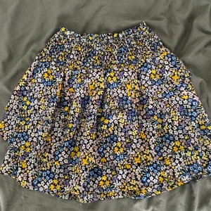 Jättesöt kjol - Supersöt blommig volangkjol i storlek 158/164 men passar mig som är xs/s. Använd fåtal gånger. 