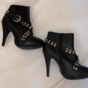 Klackskor  - Klackskor med detaljer, använda men fortfarande bra skick 