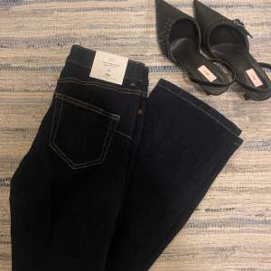 säljer dessa helt nya jeans från Zara!  hör av dig vid funderingar!💓