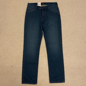 Lee jeans  - Hej! Säljer dessa super schyssta lee jeans. Jeansen är helt nya. Passform relaxed