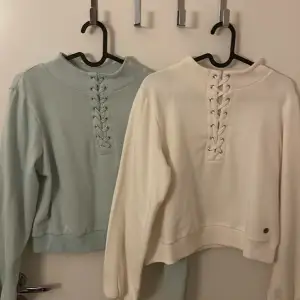 Detta är två tröjor med snörning på framsidan dessa är aldrig använda, den vita har till och med prislappen kvar men den turkosa är inte heller andvänd. Dom är i jätte bra skick. En kostar 80kr och båda kostar 130kr. Dom är från Cubus 