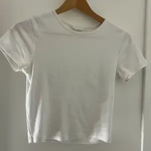 En basic vit t-shirt från gina tricot, storlek S. Sitter bra o fint på kroppen, det ända är ena armen som är lite trasig, sömmen har lossnat. Vet man hur man syr är det enkelt, men jag har inga kunskaper i sånt. Förutom det är tröjan 😍 