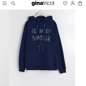 Gina tricot je m’en amour hoodie - Passar mig som vanligtvis har storlek S, men skulle nog säga att den också skulle passa någon som har xs-s. Den är i nyskick.