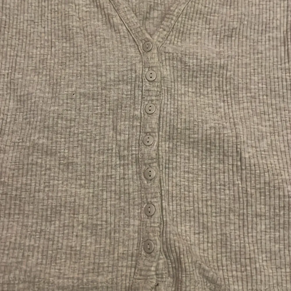 Grå långärmad tröja med knappar från H&M i strl xs🤍. Tröjor & Koftor.
