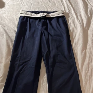 Mörkblåa kostymbyxor - Mörkblåa kostymbyxor från H&M i strl 36🤍 