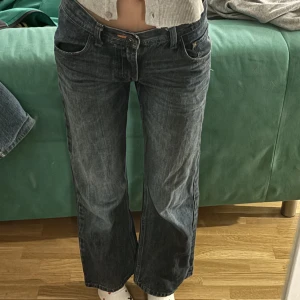 Lee jeans  - Säljer dessa Lee lågmidjade bootcut jeans jag köpte secondhand i Paris. Superfina men måste rensa garderoben💔 står ingen storlek men passar mig som är xs och 24-25 k midja. Är 161 & de är bra i längden👍finns justerbart midjeband inne i jeansen😊 
