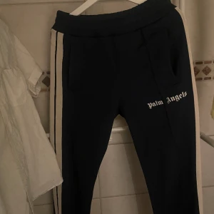 Palm angels byxor blåa - Ett par stilrena blåa palm angels byxor i storleken S. 100% äkta byxor