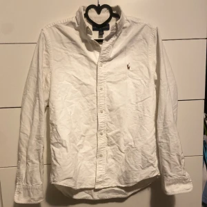 Ralph Laurent skjorta - Fet Ralph Laurent skjorta i storlek 18 som motsvarar XS. Tröjan är i allmänt fint skick och har inga skador. Har ni några fler funderingar så är det bara att höra av er. ( priset går att diskutera) mvh