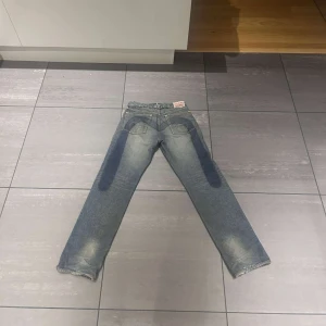 Evisu jeans - Säljer ett par Evisu jeans i storlek w 32!! Blåa i bra skick, herrmodell men kan funka  att ha unisex, skriv för mer info/intresse🥰slår på köp nu vid intresse 