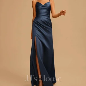 Marinblå balklänning - Säljer nu min fina balklänning som endast är använd 1 gång, nyskick. Nypris 1600kr, men pris kan diskuteras. Storlek 36/38 (S/M) ungefär. Fin rygg där man knyter själv, man kan därför dra åt så mycket man vill. Köparen står för frakten själv!