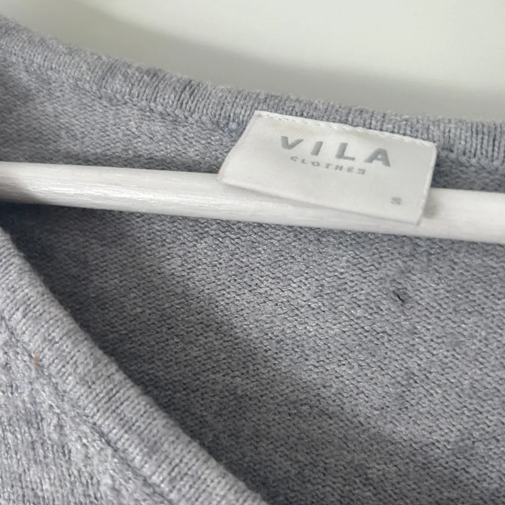 Jättefin grå tröja från vila! Knappt använd och i bra skick, inga defekter!💕. Tröjor & Koftor.