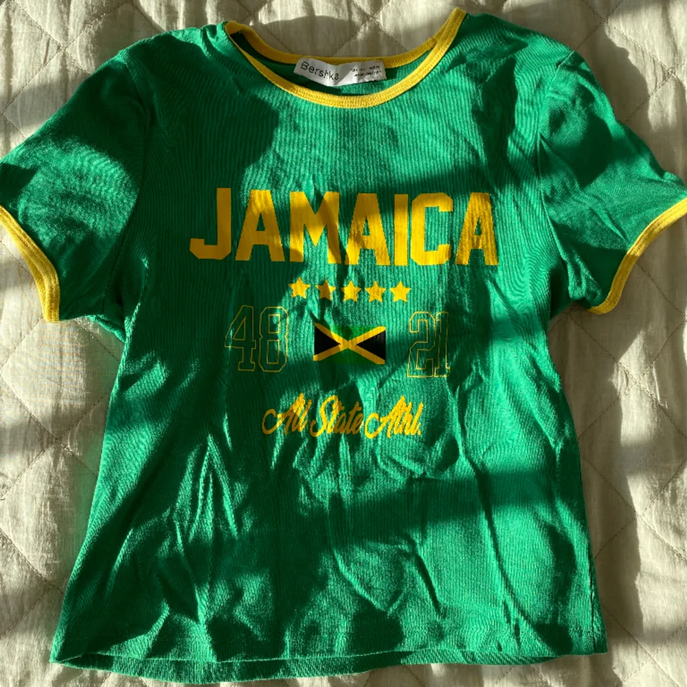 Fin Jamaica topp från bershka i storlek L, men passar S/M. Stretchigt material. Aldrig använd, inga defekter. Toppar.