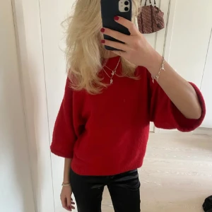 Röd tröja - Första två bilderna lånade av Nathalie Tillgren!! Fin röd stickad tröja från Nelly☺️