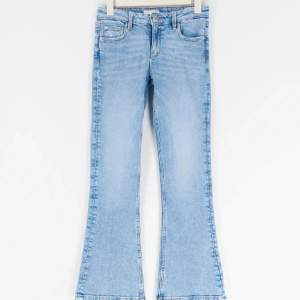 Säljer mina ljusblå lågmidjade bootcut jeans, storlek 158 men passar 160 och upp.
