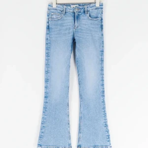 Bootcut jeans - Säljer mina ljusblå lågmidjade bootcut jeans, storlek 158 men passar 160 och upp.