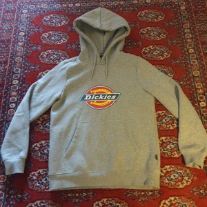 Dickies tjocktröja - En dickies tröja i bra skick och inte så mycket använd. Skriv om pris förslag eller annat.