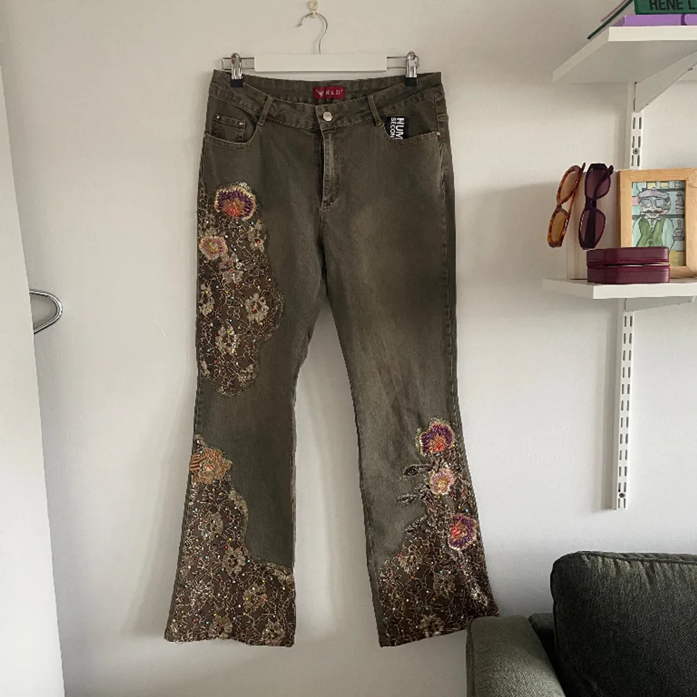 Jeans med unika detaljer. Storlek XL men stora i storleken och passar mig som vanligtvis är M i byxor🧡. Jeans & Byxor.