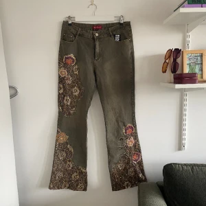 Jeans  - Jeans med unika detaljer. Storlek XL men stora i storleken och passar mig som vanligtvis är M i byxor🧡