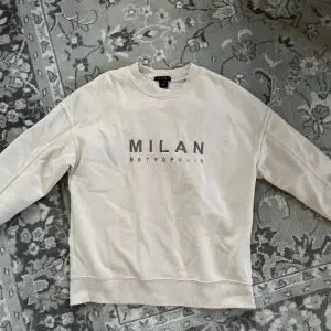 En stilren skön Milan sweatshirt från newyorker som passar till det mesta. Endast använd några gånger, säljer då den inte kommit till användning. Passar även för de som har storlek s. Köparen står för frakten. 