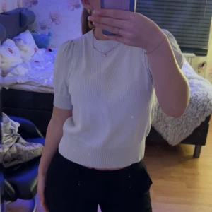 Stickad t-shirt - Ribbad tröja som är jätte fin och skön!