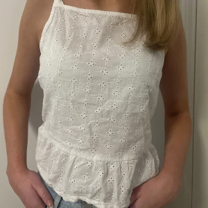 Vit mönstrad linne - Vitt mönstrat linne från h&m i storlek M som aldrig kommer till användning💗