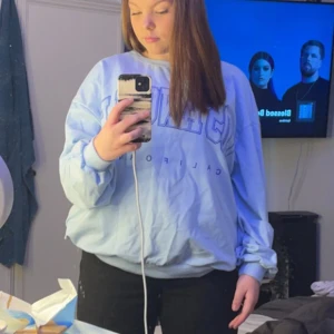 En blå tjocktröja - Säljer en blå tjocktröja med ett tryck på. Knappt använd🩷