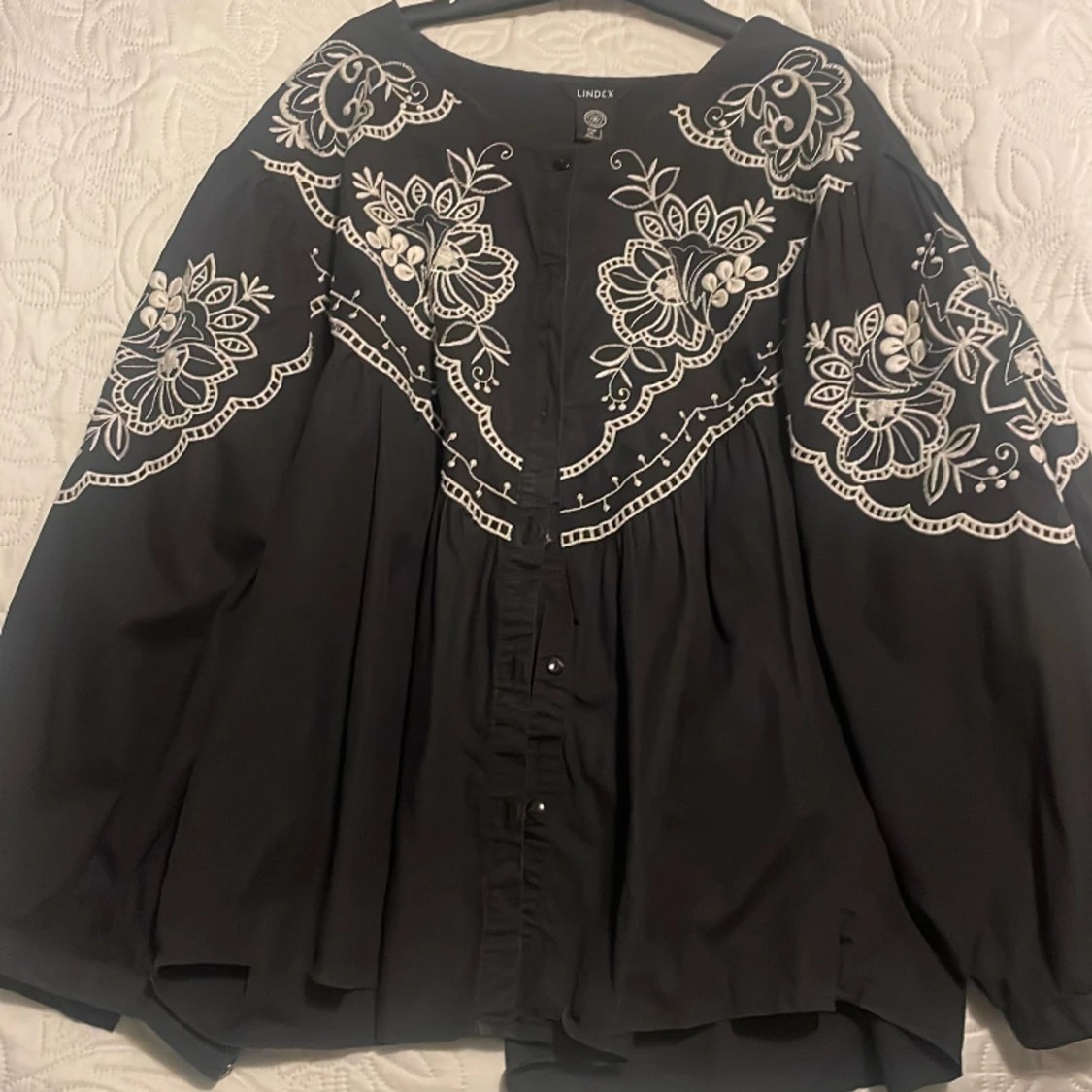 Blus med broderier - 90