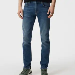 J.LINDBERG Jeans (Mid blue).  Modell Jay Active Mid Indigo. Nypris 1400kr.