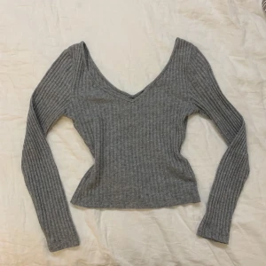 GRÅ TRÖJA - Ser ut som den har fläck på bilden men den har inte det irl🙏 