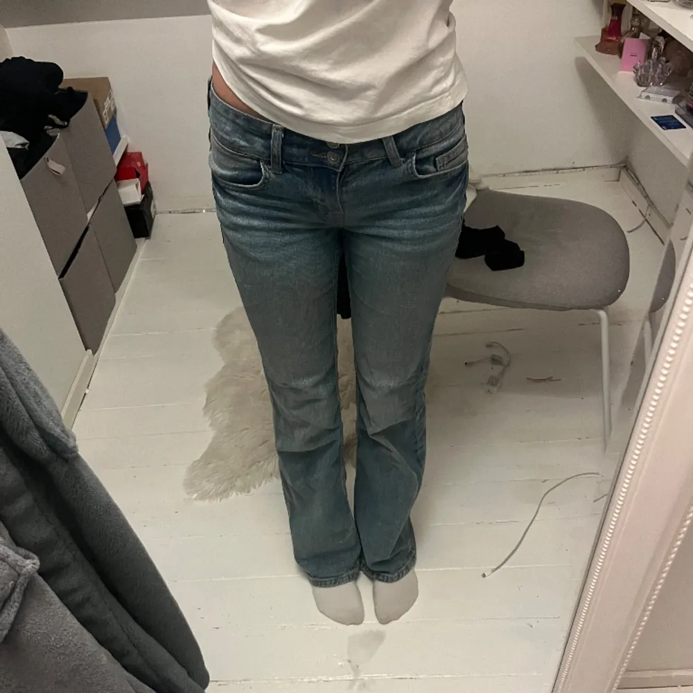 Dessa lowwaist jeans köpte jag för ungefär ett år sen och är i väldigt bra skick! Den kan även stretcha i midjan rätt bra så passar även 36.. Jeans & Byxor.