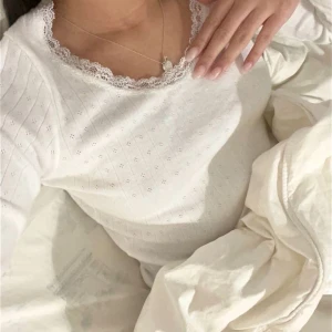 Brandy Melville Mckenna Top - Brandy Melville Mckenna Top Felfri, Small & knappt använd💗 Haft ett tag men använder inte längre🫶