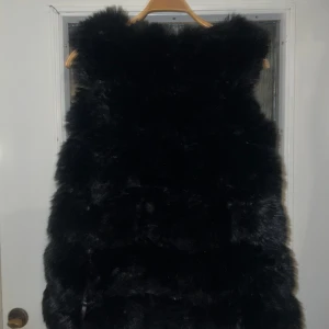 Fejk päls väst S - Den är använd men bra skick, fick så man kan ha öppen och stänga med ” stänger ”.  Märket okänt men bra skick, storlek S