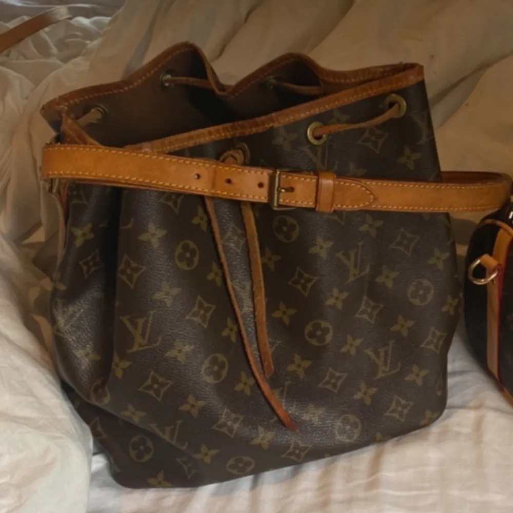 Louis Vuitton väska som är köpt från vestier. Den är i relativt bra skick och rymmer mycket. Jättefin och passar till mycket.. Väskor.