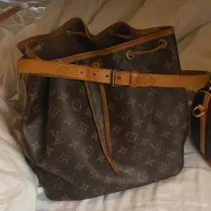 Louis Vuitton väska som är köpt från vestier. Den är i relativt bra skick och rymmer mycket. Jättefin och passar till mycket.