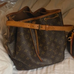 Louis Vuitton väska - Louis Vuitton väska som är köpt från vestier. Den är i relativt bra skick och rymmer mycket. Jättefin och passar till mycket.