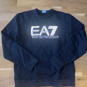Snygg tröja från EA7, tröjan är något år gammal och skicket ligger på 6/10.  Storlek S Hör av er för fler frågor🙏