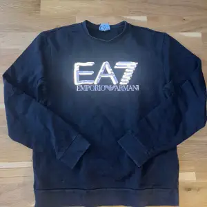 Snygg tröja från EA7, tröjan är något år gammal och skicket ligger på 6/10.  Storlek S Hör av er för fler frågor🙏